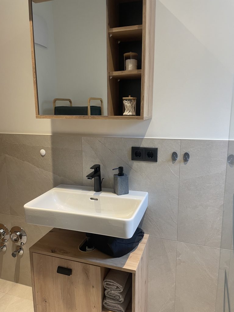 D4B94CCE-0E5E-4772-97F6-9366CE7E9F31